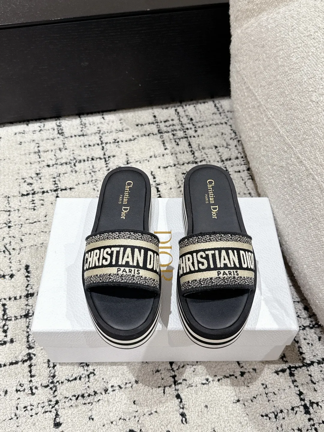 👟👟Ex-factory price 440👟👟 DIOR Dway fabric embroidered logo open toe 7cm thick sole one-word strap slippers CD letter logo three-dimensional embroidery thick bottom round toe open toe slippers The original development of the top version on the market, soft and delicate foot feel, extremely comfortable.  ✔️Upper: imported electro-embroidered cotton technical fabric ✔️Inner lining: water-dyed cowhide foot pad lining ✔️Outsole: original combination outsole ✔️Sole thickness: 7cm ✔️Size: #35-41 (40.41. Customized, non-refundable and non-exchangeable)